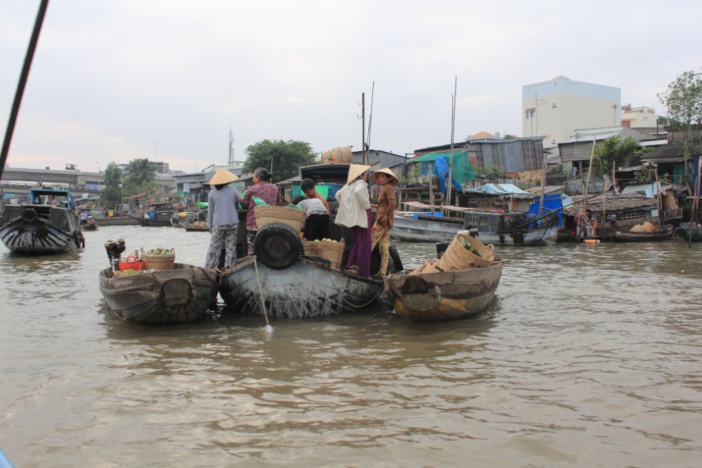 05-Trading on thye floating market.jpg - Trading on thye floating market